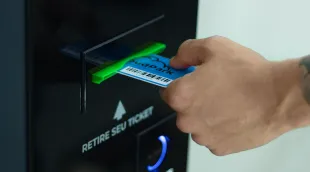 Totem de entrada e saída para estacionamento com cartão reutilizável.