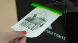 Totem para estacionamento de entrada e saída com impressão térmica ou ticket impresso.