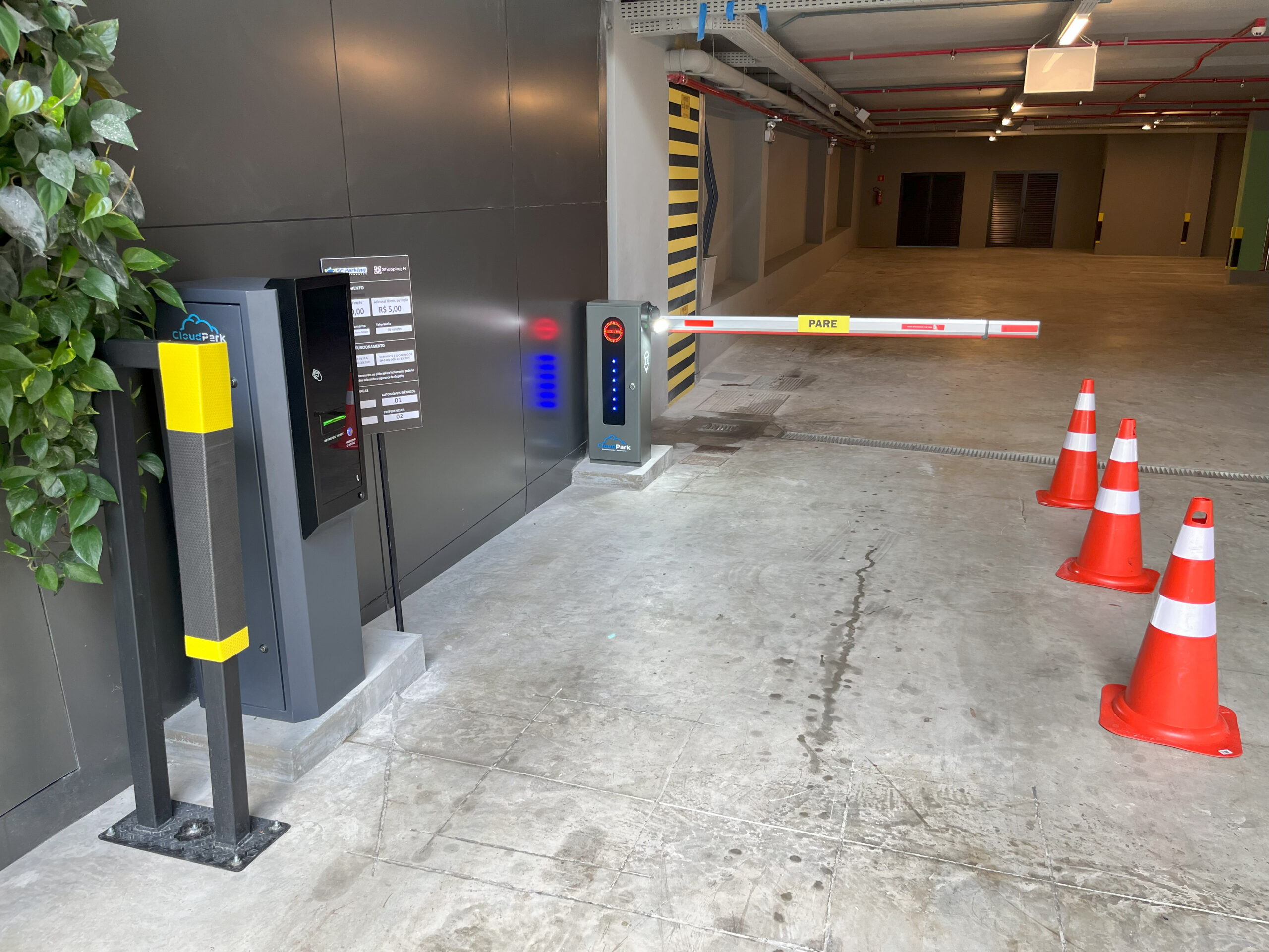 Totens de estacionamento traz segurança para o seu pátio.