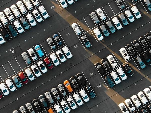 Vantagens e desvantagens dos modelos de administração de estacionamento.