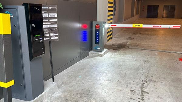 Totem protegido no seu pátio.