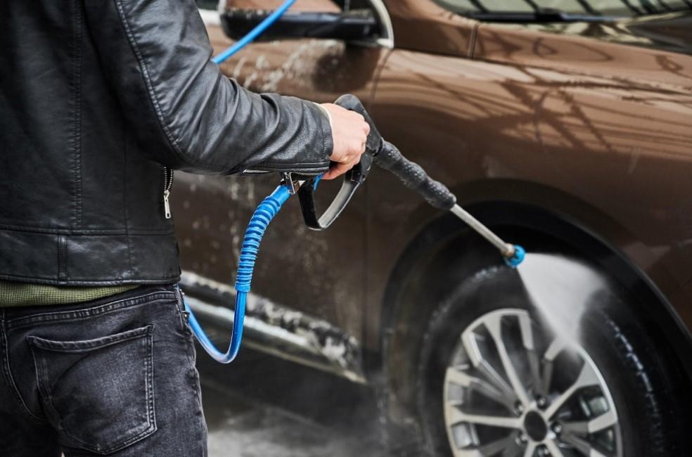 lava rápido no estacionamento