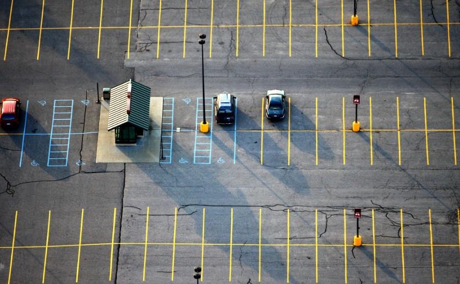 Preço dinâmico no estacionamento:
Quando não há movimento