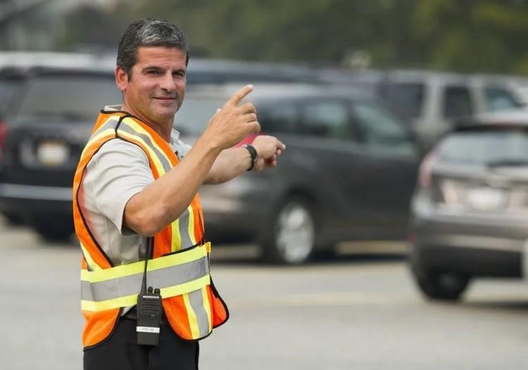 O que faz um operador de estacionamento