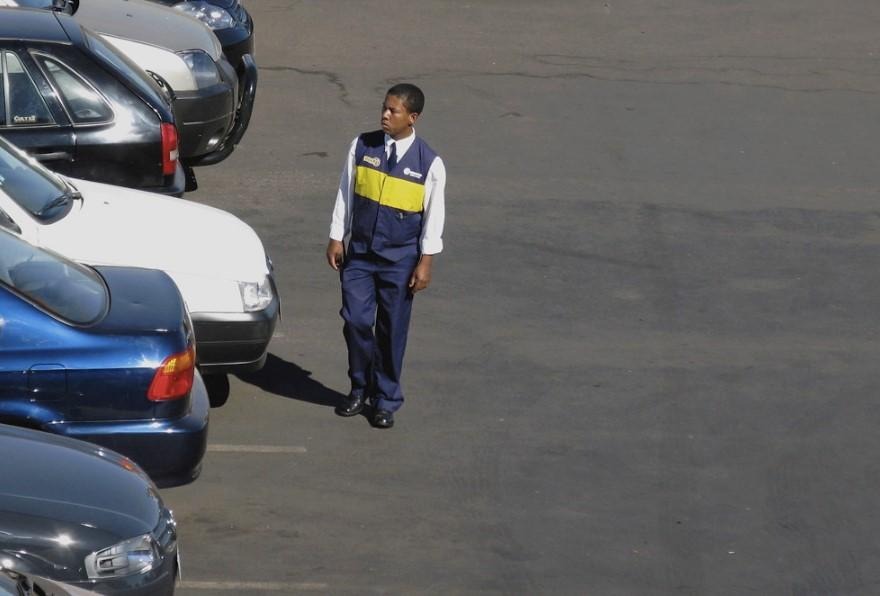 Operador de estacionamento em pátio automatizado