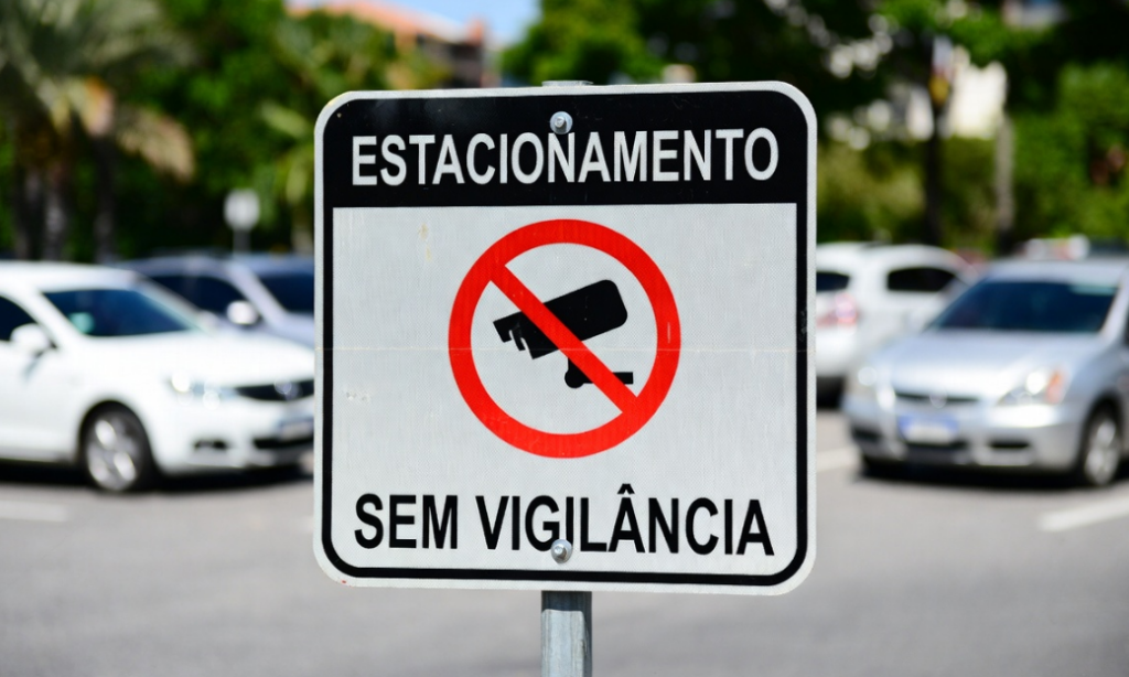 Placas informativas sem validade legal em estacionamentos