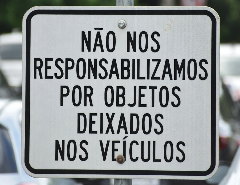 Placas informativas de estacionamento não isentam o estabelecimento de responsabilidades previstas em lei
