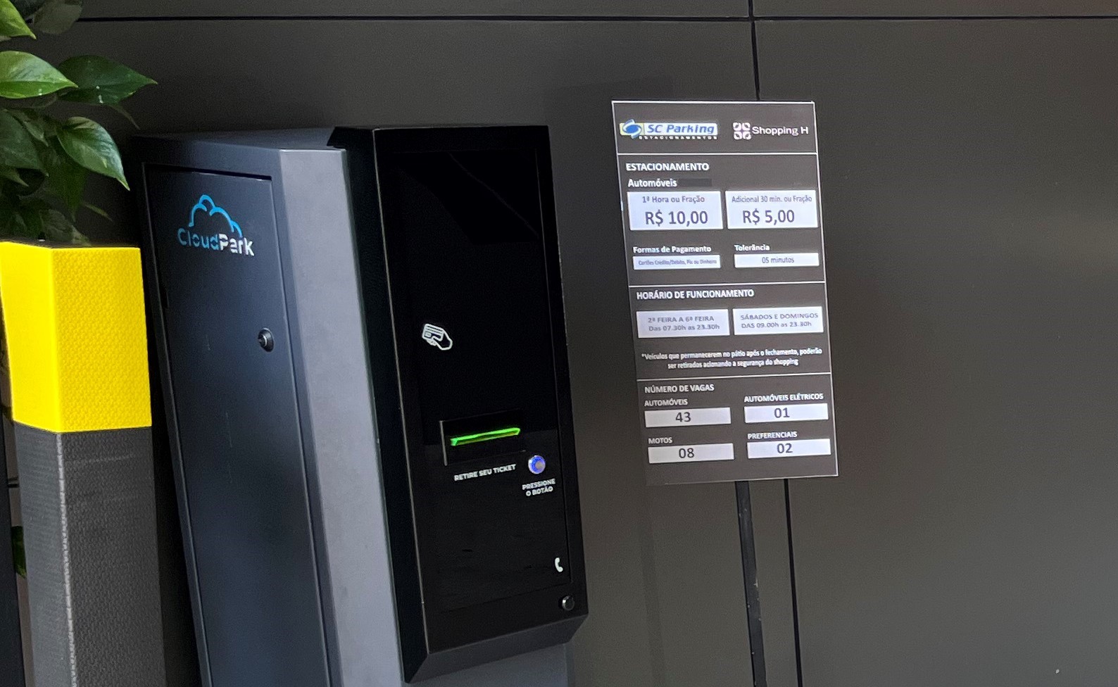 Função das placas informativas no estacionamento