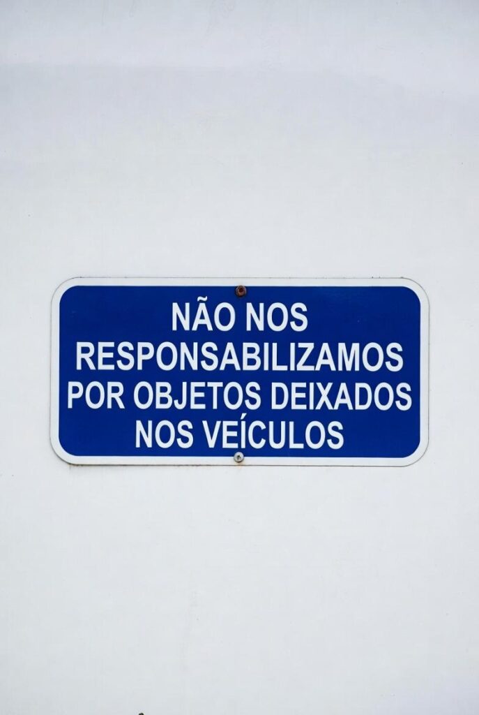 Uso de placas que exoneram a responsabilidade
