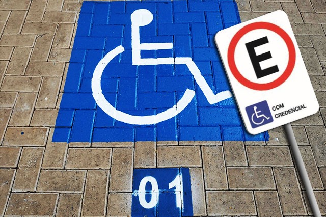 Como deve ser a sinalização das vagas acessíveis