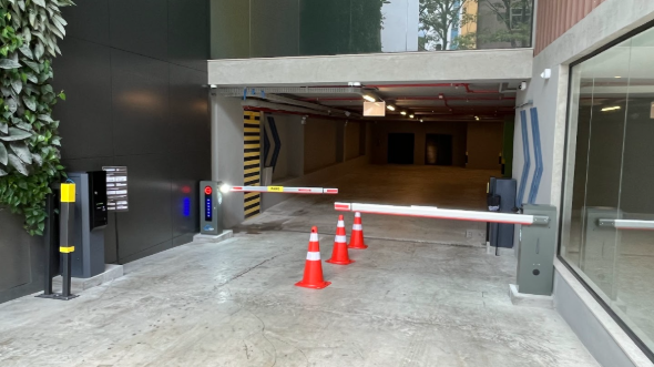 Prever espaço físico e civil para cancelas, totens e leitores (antes de concretar)