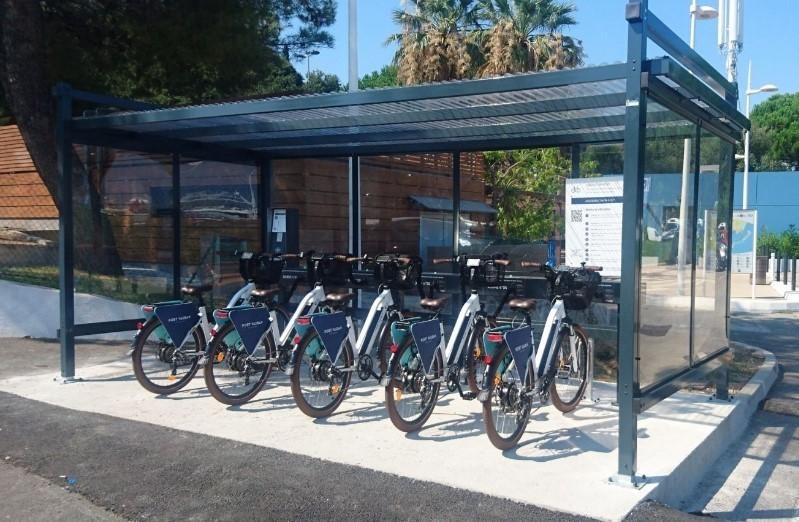 Estrutura para bicicletas e patinetes elétricos em estacionamentos 