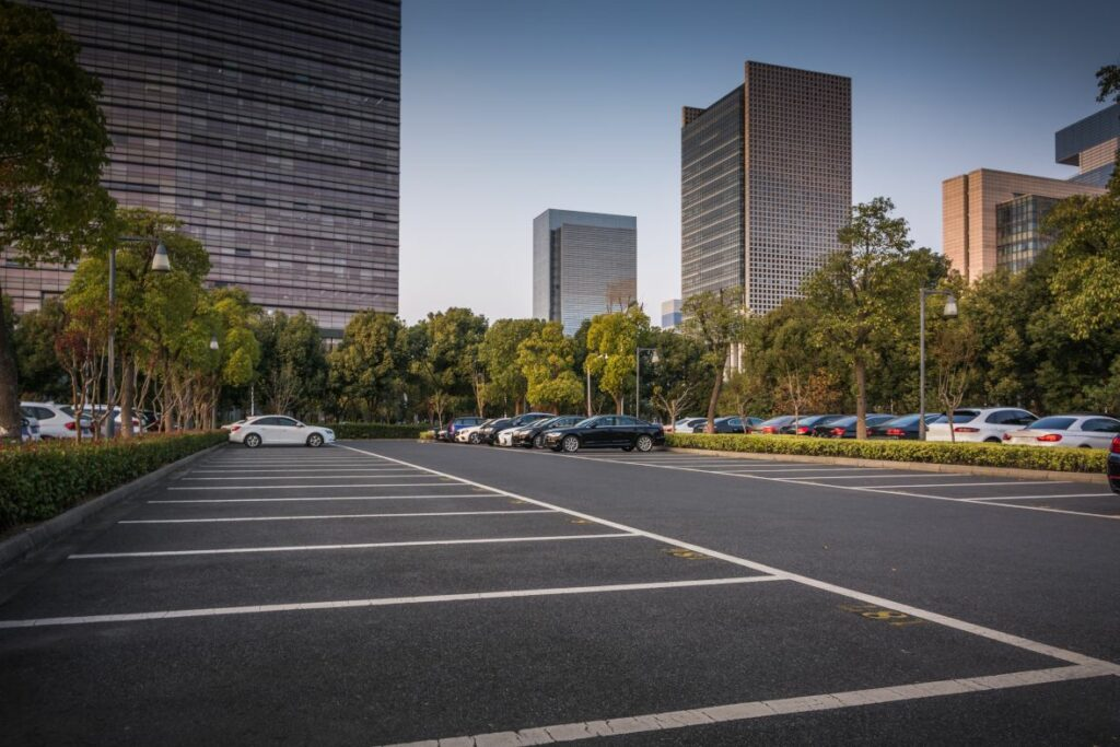 fotos organizadas de estacionamento mostrando vagas e estrutura