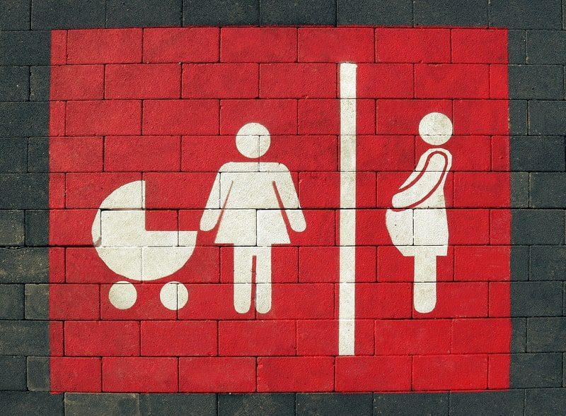 O que diz a Lei sobre a vaga de estacionamento para gestante 