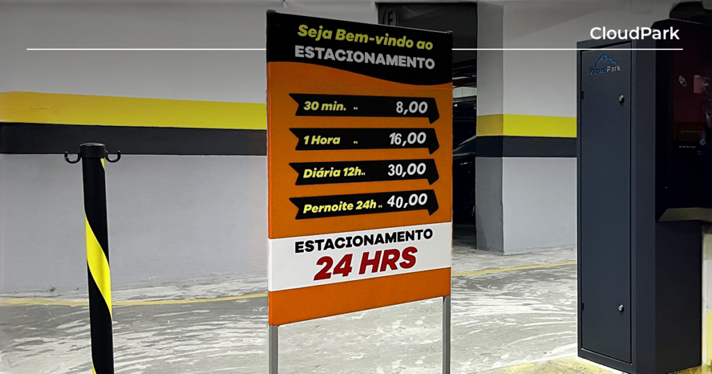 placa com tabela de preços de estacionamento visível na entrada para clientes