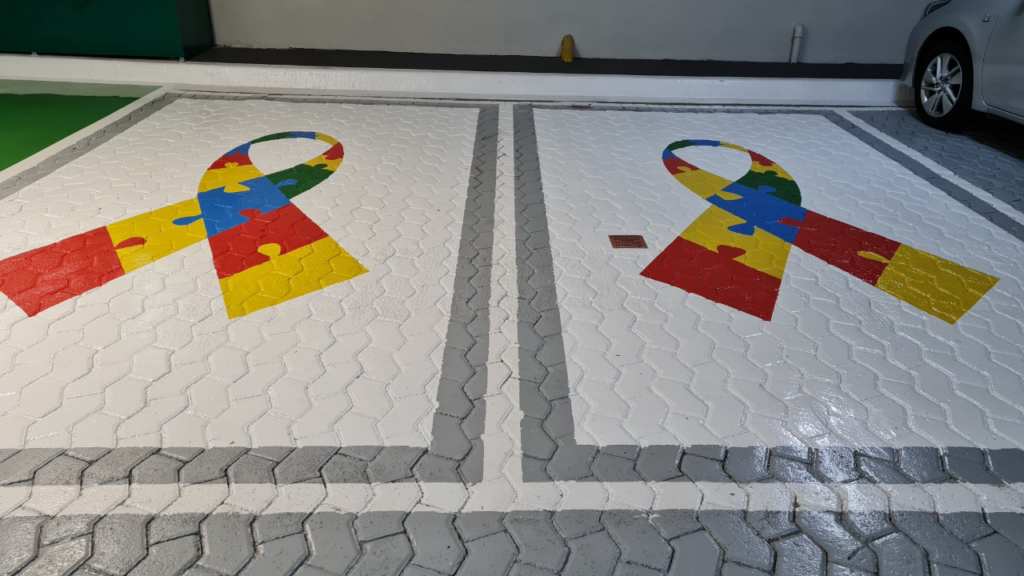 Vaga para autista: quais são as regras para estacionamentos comerciais e rotativos?