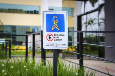 Como deve ser a sinalização das vagas preferenciais?