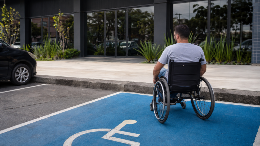 Acreditar que acessibilidade é apenas ter vagas reservadas