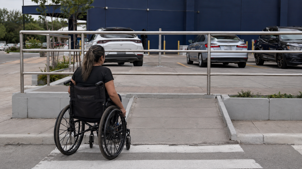 Rampas e calçadas não podem terminar em obstáculos nos estacionamentos