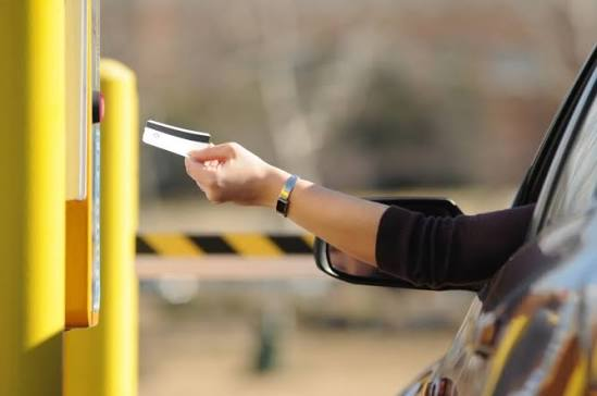  Cliente retirando ticket na entrada do estacionamento exclusivo.